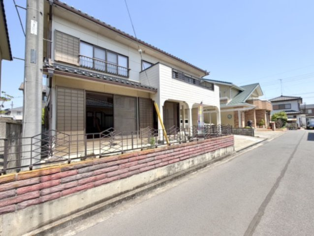 【中古戸建】熊谷市広瀬の前面道路含む現地写真|■外観｜土日のご見学はもちろん、平日・夜間のご案内も大歓迎です♪「今から見たい」や「仕事終わりに見たい」にもご対応できますのでお気軽にお問い合わせください♪