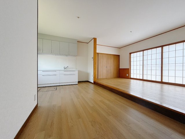 【中古戸建】熊谷市広瀬の居間・リビング|■リビング｜家族でゆったりくつろげる、居心地の良いリビング♪賃貸と違って、テレビや音楽の音を気にしなくて良いことが嬉しいですね(*＾＾*)