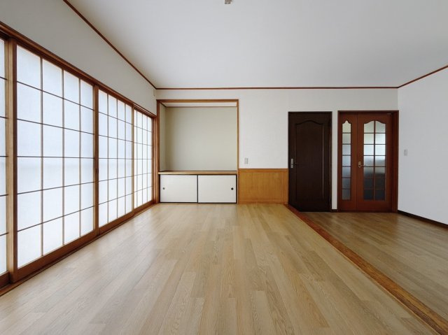 【中古戸建】熊谷市広瀬の居間・リビング|■リビング｜ナチュラルな質感で魅せる、くつろぎの時間。ゆっくりとした時間が流れるリビングで、家族だんらんのひと時をお過ごしいただけます。