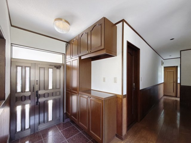 【中古戸建】熊谷市広瀬の玄関|■玄関｜毎日の「いってらっしゃい」や「お帰りなさい」を大切なご家族と過ごす玄関は〈使いやすさ〉を追求しております。玄関横の物入は急な来客時でもさっとお片付けできるスペースを確保しています。