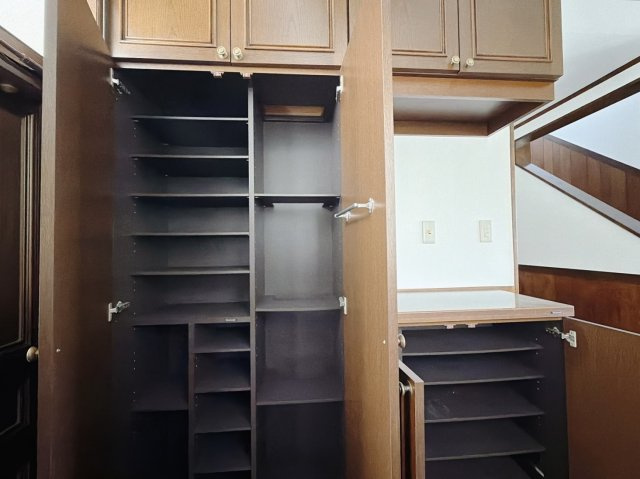 【中古戸建】熊谷市広瀬の玄関|■玄関｜こちらの下駄箱は仕切り板を外してブーツや長靴もしまえます。靴のデザインによって下駄箱もアレンジできる優れものです♪
