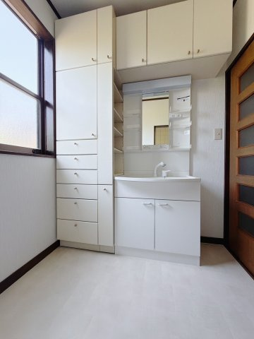 【中古戸建】熊谷市広瀬の独立洗面台|■洗面室｜大きな鏡で朝の身支度もラクラク♪収納もたっぷり♪
