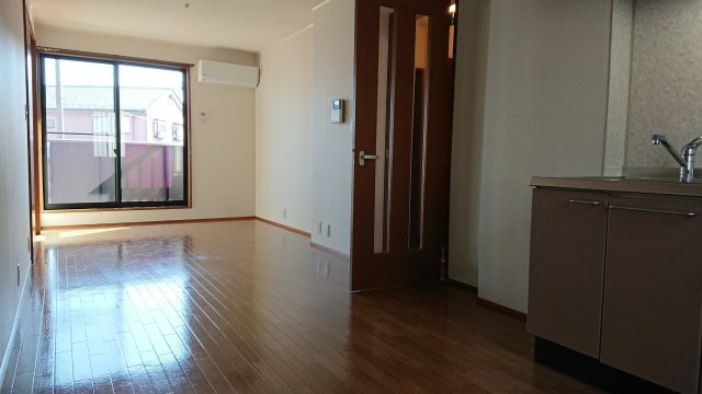 シャインヒルズA棟の居間・リビング