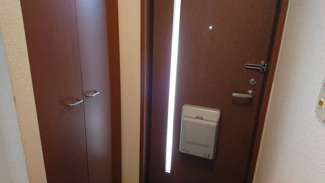 シャインヒルズA棟の玄関