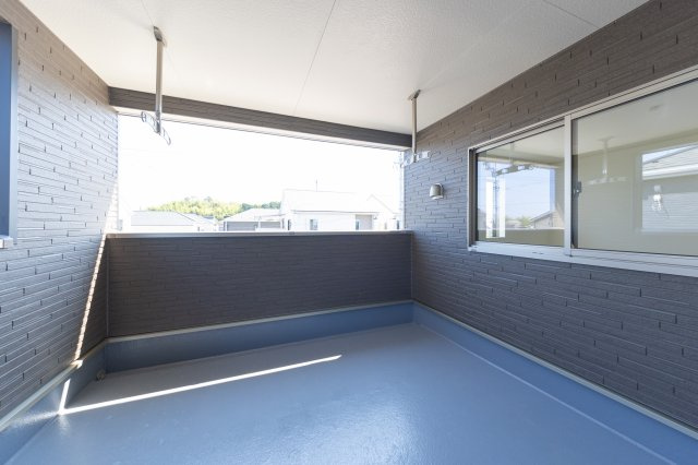 鈴鹿市小田町《1号棟》のバルコニー|インナーバルコニーを設けています。
屋根があるため急な雨でも洗濯物が濡れにくく、毎日のお洗濯を快適にサポートします。
