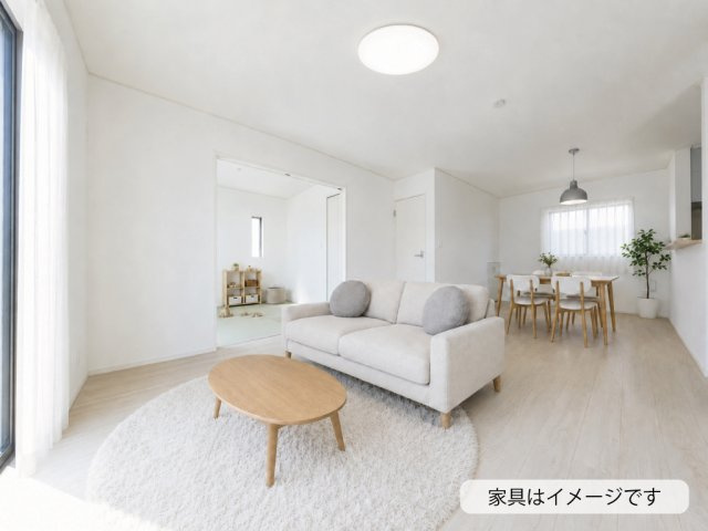 鈴鹿市小田町《1号棟》の内装|17.5帖のLDKに4.5帖の洋風和室が隣接した4LDKの住まいです。
洋風和室の扉を開けると、LDKとつながる広々とした空間として使用できます。