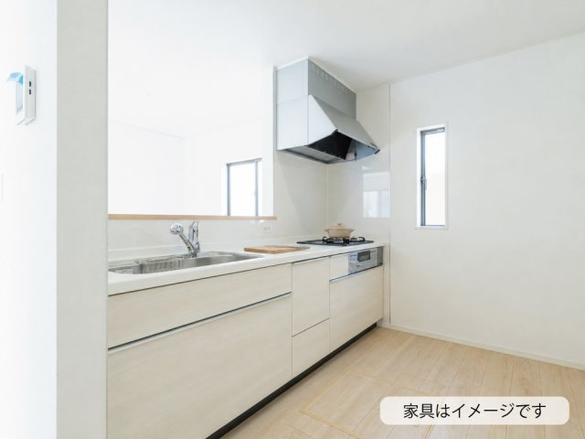 鈴鹿市小田町《1号棟》のキッチン|リビングや洋風和室を見渡しやすい対面式です。
お料理をしながらご家族との会話を楽しんだり、リビングで過ごすご家族の様子を見守ったりできます。