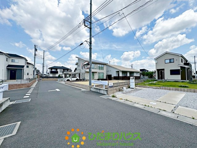 羽生市大字神戸　中古一戸建ての前面道路含む現地写真