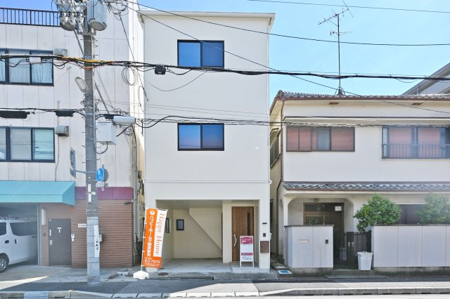尼崎市南武庫之荘2丁目中古戸建│3LDK+駐車1台可（ビルトインガレージ）の外観|室内リフォーム済の3LDK×大切なお車を雨風から守れるビルトインガレージ！全居室6帖以上でゆとりある住空間です！皆様からのご連絡を心よりお待ちしております。