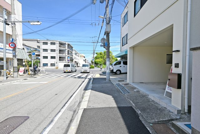 尼崎市南武庫之荘2丁目中古戸建│3LDK+駐車1台可（ビルトインガレージ）の前面道路含む現地写真|前面道路は北側12.0ｍ公道に約4.7ｍ接道しています。