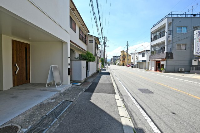尼崎市南武庫之荘2丁目中古戸建│3LDK+駐車1台可（ビルトインガレージ）の前面道路含む現地写真|前面道路は北側12.0ｍ公道に約4.7ｍ接道しています。