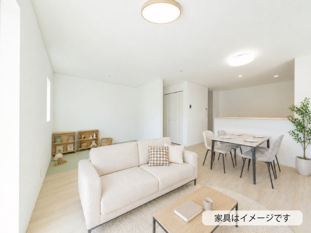 鈴鹿市小田町《2号棟》の内装|16帖のLDKに3帖の畳コーナーを設けた4LDKの住まいです。
畳コーナーは、家事の合間にくつろいだり、洗濯物を畳んだり、ご家族でゆったり過ごしたりできる便利な空間です。
