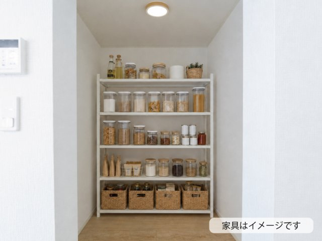 鈴鹿市小田町《2号棟》のキッチン|キッチンには、食品や飲料、日用品などをまとめて収納できるパントリーを備えています。
ストック品をすっきり整理できるため、キッチンまわりをきれいに保ちやすくなります。
