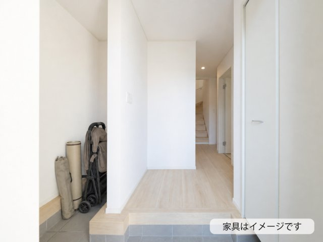 鈴鹿市小田町《2号棟》の内装|玄関には、靴や外出用品をまとめて収納できるシューズクロークを設けています。
家族分の靴はもちろん、ベビーカーやアウトドア用品なども収納しやすいのが魅力です。