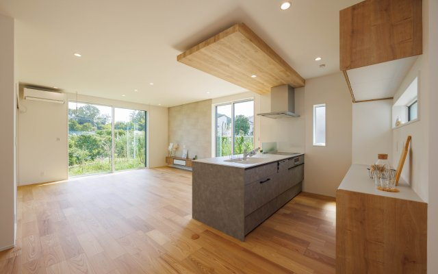 【建築条件付き】 印田町27 日当たり良好な土地のその他|【施工事例】緑豊かな立地を生かした住まい。大きな開口を二面に設けて明るい大開放空間が実現