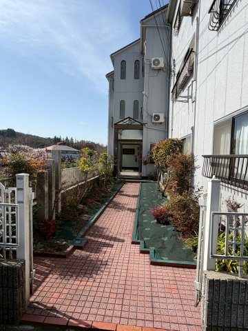 私市ロイヤルマンションのエントランス
