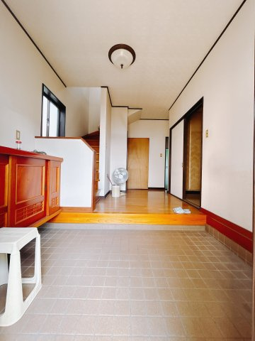【中古戸建】高崎市箕郷町東明屋の玄関|■玄関｜「玄関から、我が家を心地よく。自然の風や光を感じられる気持ちのいい玄関へ。」