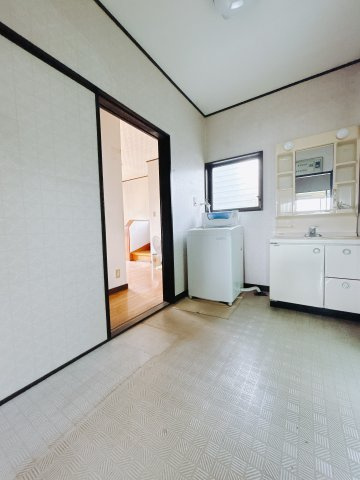 【中古戸建】高崎市箕郷町東明屋の独立洗面台|■洗面室｜大きな鏡で朝の身支度もラクラク♪毎日の忙しい準備が楽しくなる洗面所です(^^♪