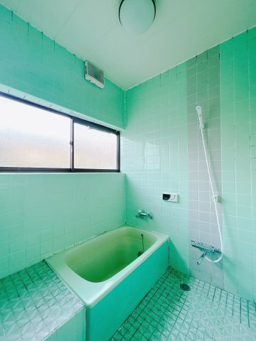 【中古戸建】高崎市箕郷町東明屋の浴室|■浴室｜デザイン性に優れた浴室♪1日の疲れを癒す、ゆったりとしたバスタイムをぜひお過ごしください(*＾＾*)大きな窓付きで嬉しい♪
