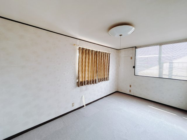 【中古戸建】高崎市箕郷町東明屋の洋室|■洋室｜大きな窓付きの洋室です♪太陽の温かな日差しがたっぷり差し込みます♪