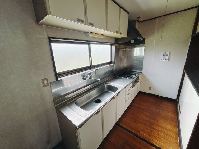 【中古戸建】高崎市箕郷町東明屋のキッチン|■キッチン｜大きなお鍋や調理用具のも出し入れラクラクな収納がたっぷり♪