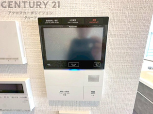 訪問者が来たときにテレビ画面で確認できるため、安心してドアを開けられます。録画機能があるものもあり、留守中に来訪者を記録しておくことができます。利便性が高く、セキュリティ面でも安心です。