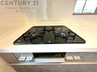 多数の調理器具を同時に使用でき、料理の効率化が可能。省エネで節約になり、様々な料理スタイルに適応できます。また、火力調整が独立しており、手入れや掃除もしやすく、今よりもっとお料理が楽しくなるかも。