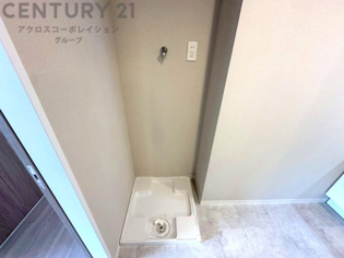 洗濯物の仕分け作業がしやすく、整理整頓が容易になります。洗濯音や湿気を他の部屋に持ち込まず、生活環境を快適に保ちます。上部を活用すれば収納スペースを確保でき洗剤や洗濯用品の整理もしやすくなります。