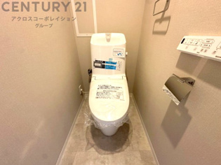 温水洗浄便座付トイレは温水洗浄機能により、暖かい水でおしりを洗浄することができ、冷たい水を使う従来の便座に比べ、温水洗浄機能で暖かいトイレを提供し、快適な使用を可能にします。
