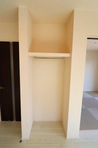 新築戸建・新築建売　郡山市菜根四丁目　桜小・郡山第三中のキッチン|キッチンの後ろは広々としたスペースがあり、カップボード等を設置しても余裕があります！