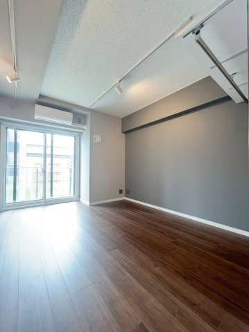 「防音マンション」ＴＲＡＣＫ両国の居間・リビング|居室は最大70デシベルを遮音する二重壁、床も遮音等級の高いものを使用しています