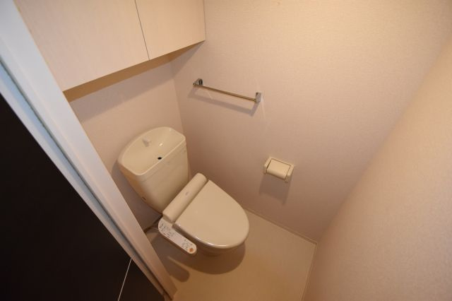 温水洗浄便座付きのトイレです♪