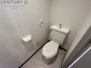 シンプルで掃除のしやすいトイレです♪
