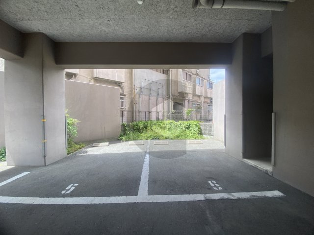 ルミエール山中の駐車場