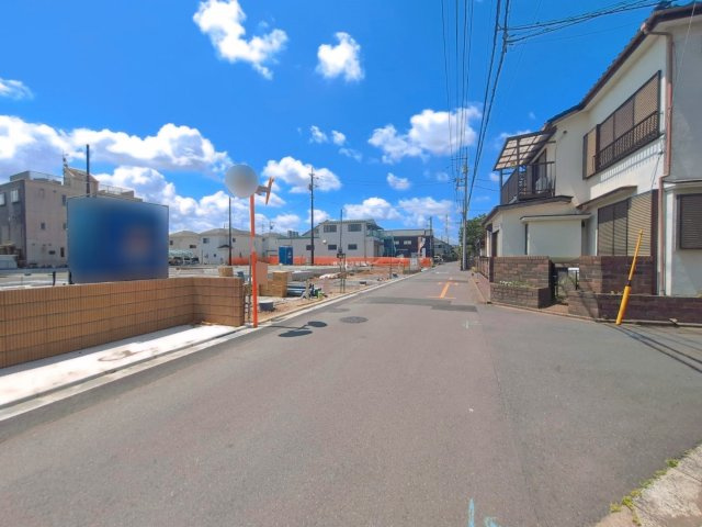 入間郡三芳町大字北永井の新築一戸建の前面道路含む現地写真|北東側5m公道です。