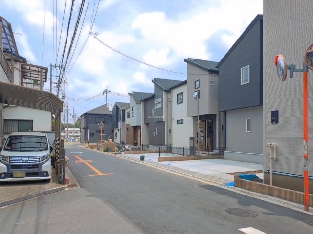 入間郡三芳町大字北永井の新築一戸建の前面道路含む現地写真