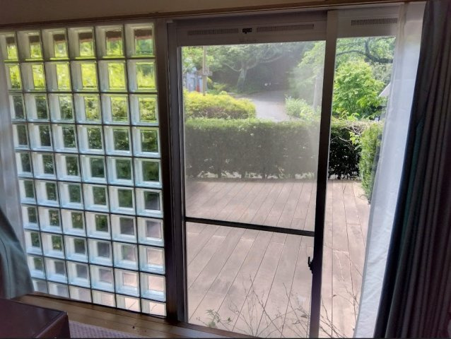 パースⅠ　田方郡函南町丹那のその他共用部分|大きな窓からやさしい陽光が差し込む、開放感あふれる空間です。
ガラスブロックがおしゃれなアクセントとなり、デザイン性と採光性を兼ね備えています。