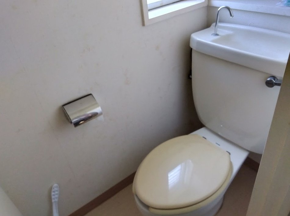 パースⅠ　田方郡函南町丹那のトイレ|シンプルさと清潔感を大切にした、手洗い一体型のタンクを採用しているため、限られたスペ－スを有効活用でき衛生的です。