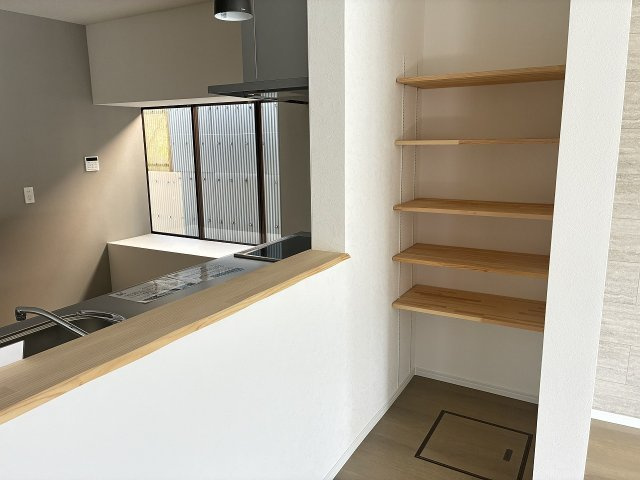 熊本市南区島町５丁目の中古一戸建の収納|リビング収納（可動棚）