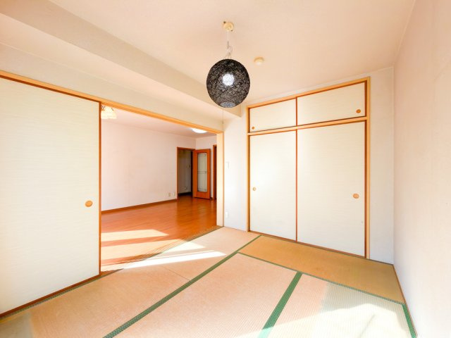 マイキャッスル港北中川の和室|掃き出し窓に面した6帖の和室です。たっぷり陽射しが降り注ぐ明るい室内は目覚めの良い朝を迎えられそう！