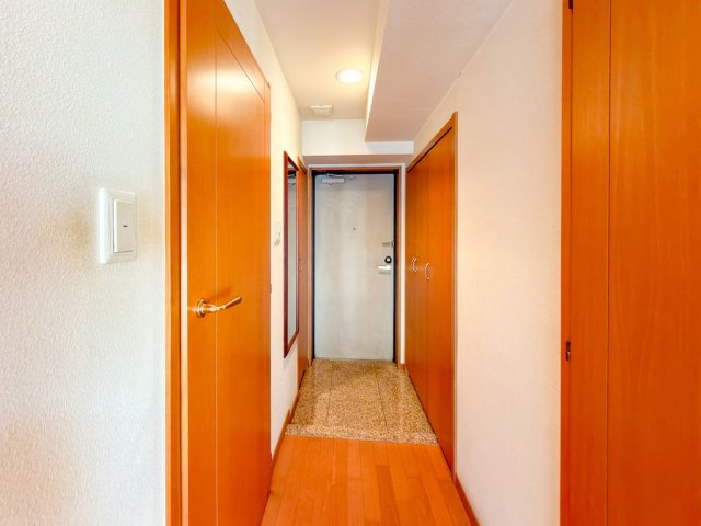 マイキャッスル港北中川の玄関|シューズボックスが埋め込み式なので、玄関はスッキリ直線的で美しいスタイルです。収納力も◎