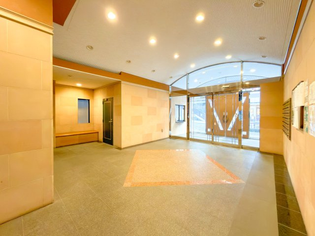 マイキャッスル港北中川のエントランス|綺麗に整備されたエントランス部分です。セキュリティー面でも安心のオートロックを完備。