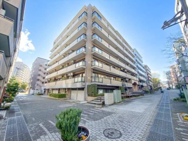 マイキャッスル港北中川の外観|歩きやすい歩道と綺麗な街並みが魅力的ですね。緑道も有り溢れるような自然環境も◎