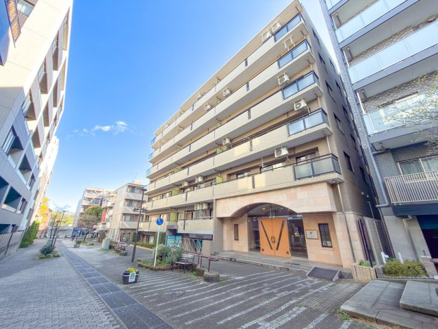 マイキャッスル港北中川の外観|駅まで徒歩3分の立地に建つマンションです。人気のセンター北エリアも徒歩圏で利便性◎