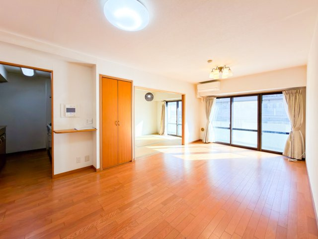 マイキャッスル港北中川の居間・リビング|大きく開いた窓からは、明るい陽射しが射し込み風も良く抜けるので心地良い空間になってます。