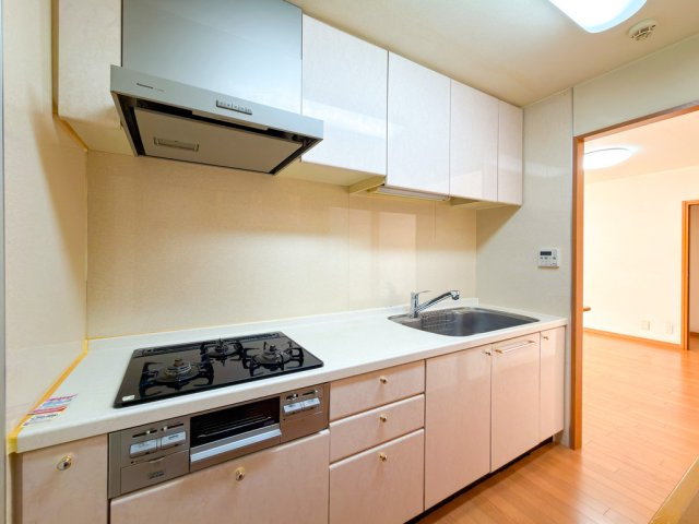 マイキャッスル港北中川のキッチン|匂いがリビングに広がりにくい独立型キッチンです。住宅相談はアスカホームにお任せください。