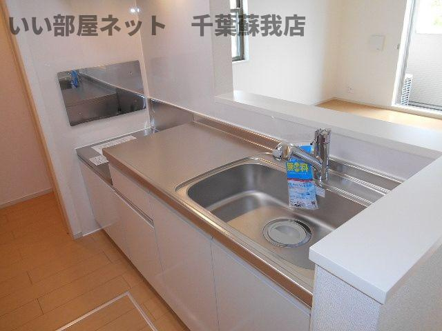 グローリーヒルズＣのキッチン|コンパクトなキッチンで掃除もラクラク