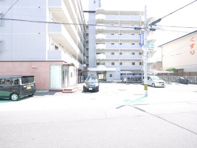 アルフィーネ厚生町の駐車場