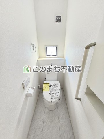 グラファーレ宇都宮市五代7期のトイレ|同社施工物件の写真です。※建具やフローリング、その他仕様が違う場合がございます。