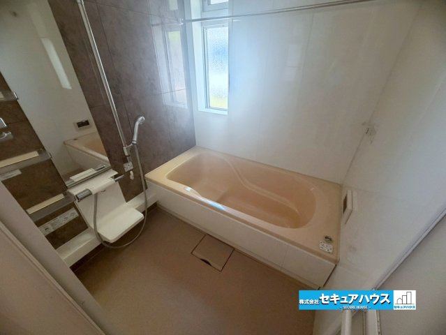 【中古戸建】東海市加木屋町社山の浴室|【浴室】
◆新品交換済み！ 
◆毎日の疲れを癒やすバスタイムをお楽しみ下さい！ 窓付きで、カビの繁殖を抑える効果があります。また、空間を明るく広く見せる効果もあります。